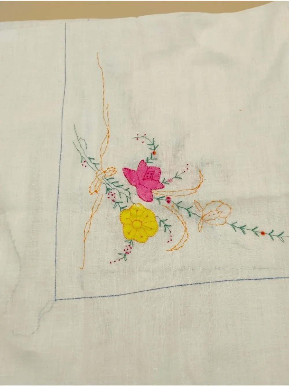 Vtg 1950s Hand-Embroidered Linen Tablecloth Floral 30